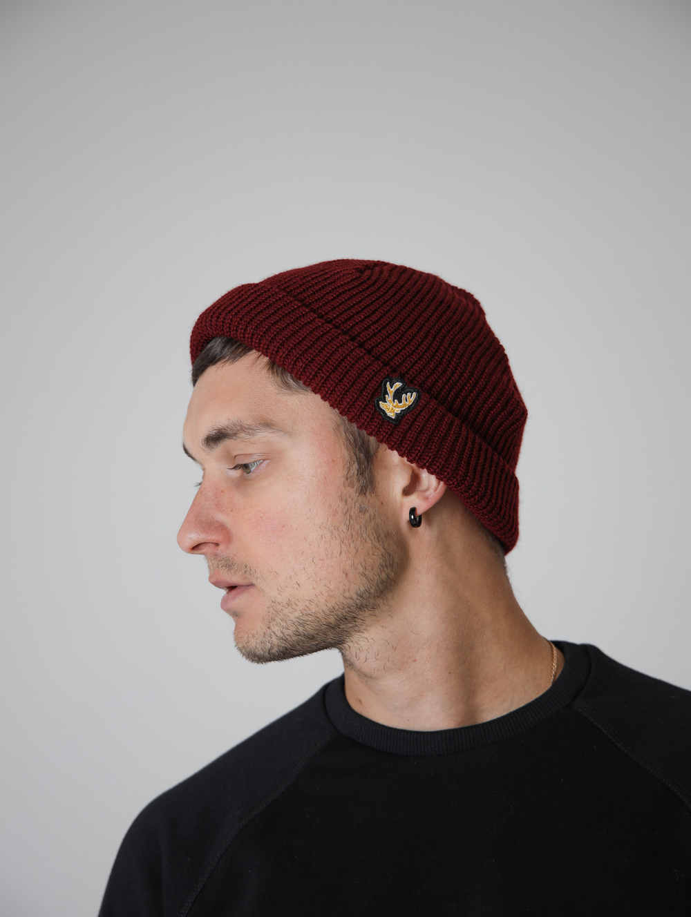 Шапка короткая бордовая Город Горький олень желтый