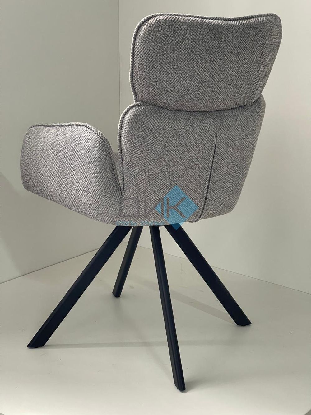 Стул DikLine 501 поворотный опоры чёрные