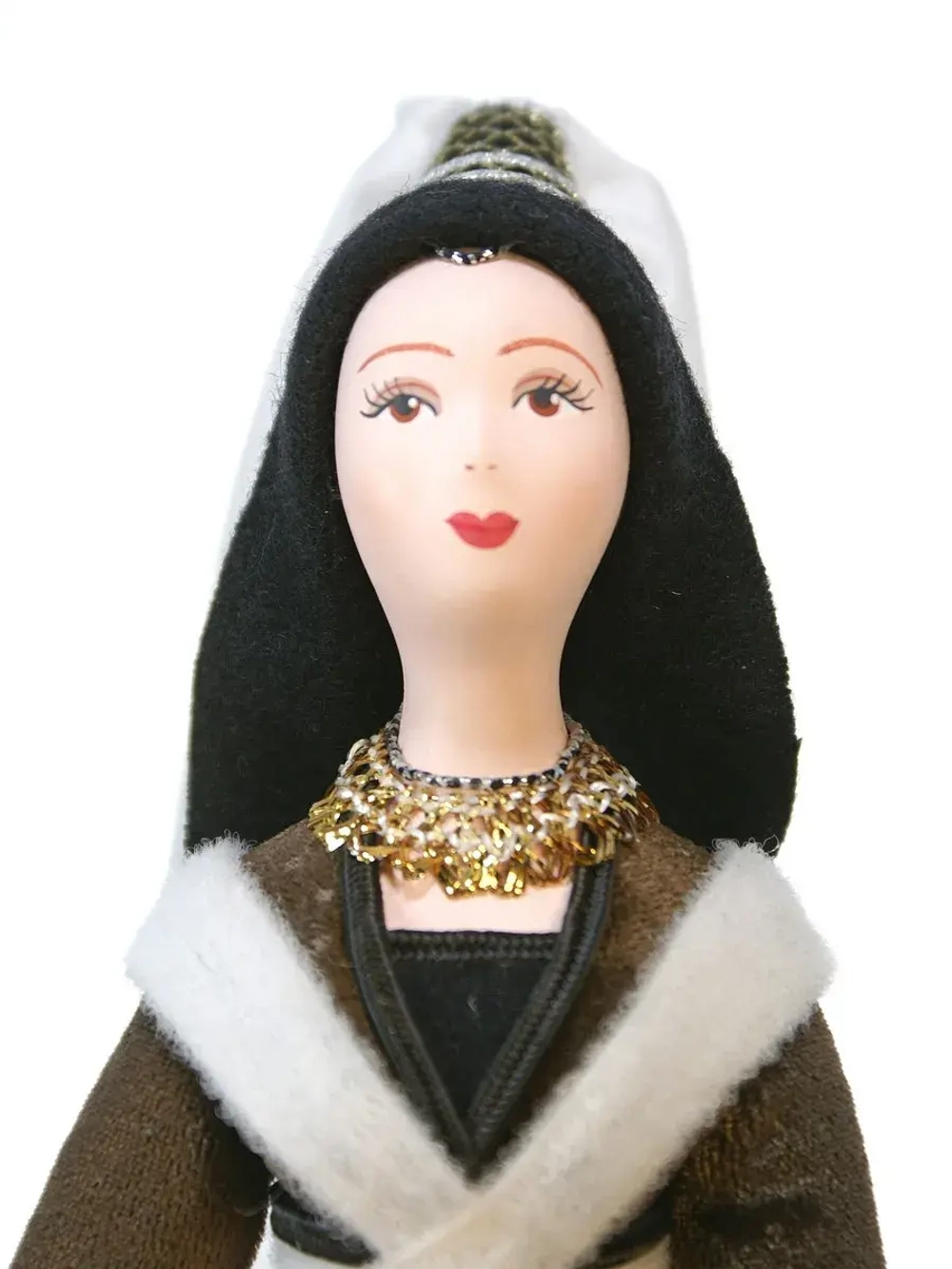 Кукла в праздничном костюме дворянки из Бургундии