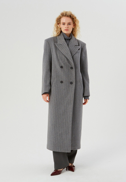 Пальто удлиненное с широкой линией плеча серое
