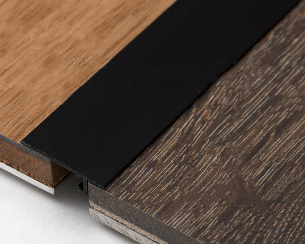 Алюминиевый порог для пола НЕПЛИНТУС UL20X6-03 Черный 2000 мм