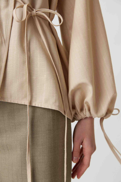 Блузка на запах из бежевой шерсти