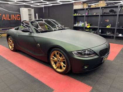 BMW Z4 в цветной полиуретан Carbins PPF Matte Metallic Dark Green MF-16D