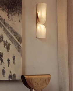 Этот светильник — вертикальный настенный бра с мягкими округлыми формами,