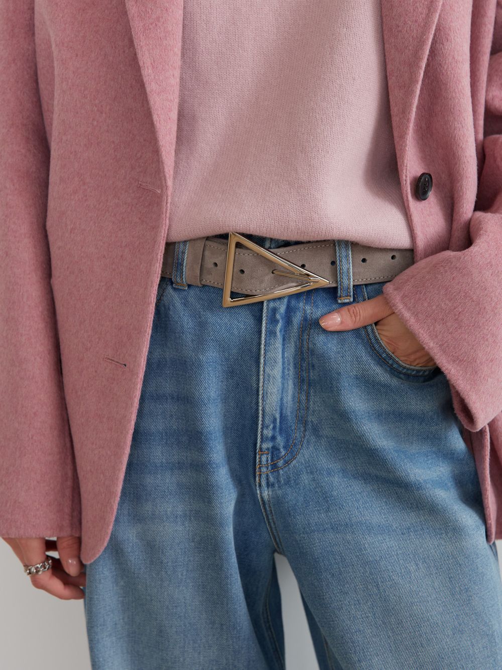 БАЗОВЫЙ РЕМЕНЬ С ТРЕУГОЛЬНОЙ ПРЯЖКОЙ ЗАМША СЕРЫЙ