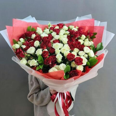 Букет из 21 белой и красной кустовой розы