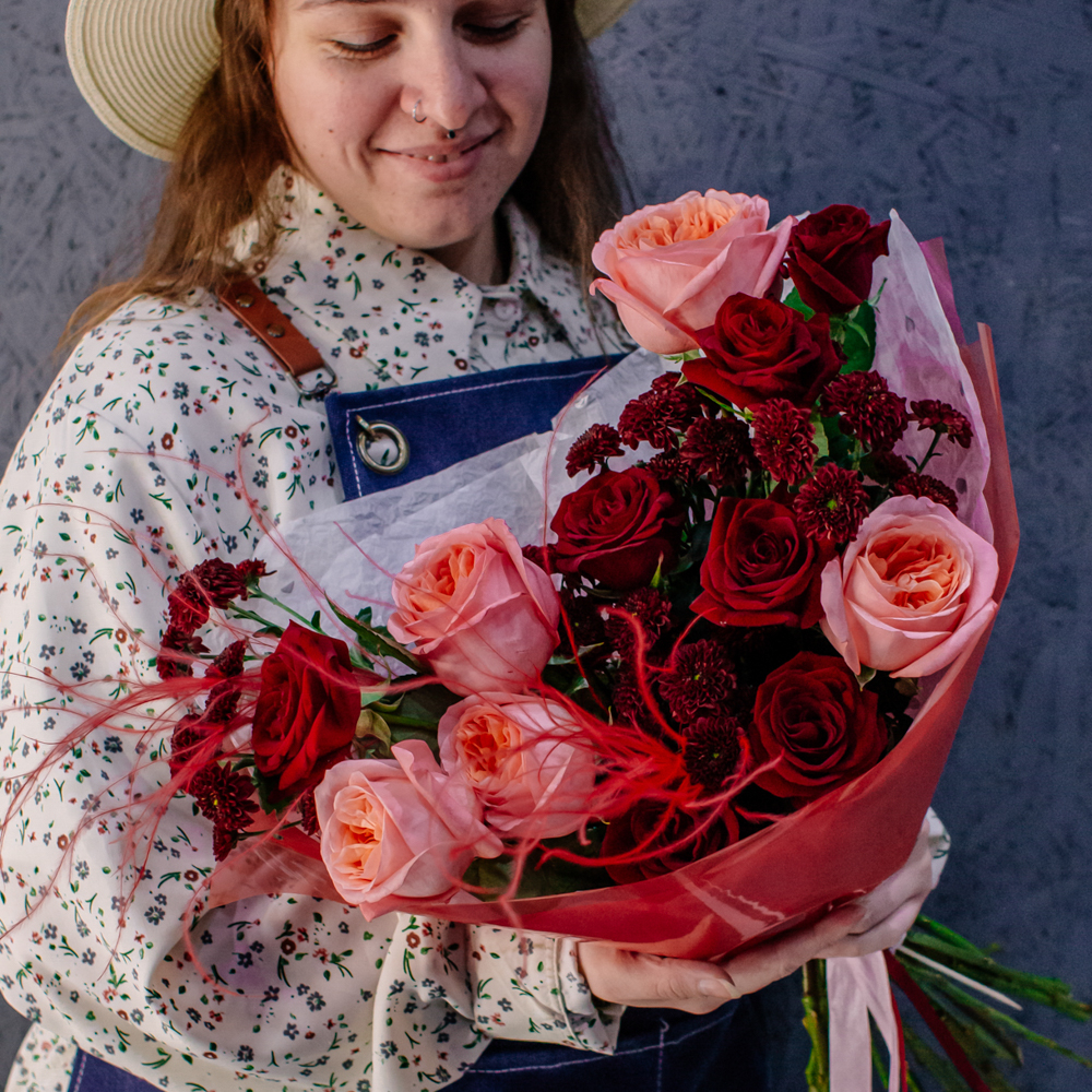 84. Яркий эффектный букет с пионовидными и классическими розами