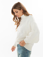 Женский джемпер белый с высоким воротом и объёмным узором