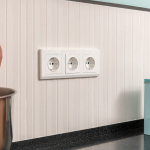 Розетка с заземлением (белый)