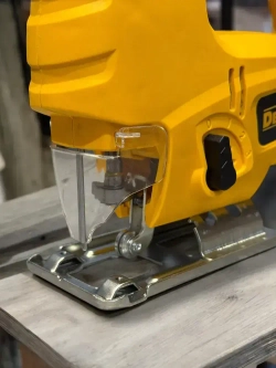 Лобзик DeWalt c лазером электрический