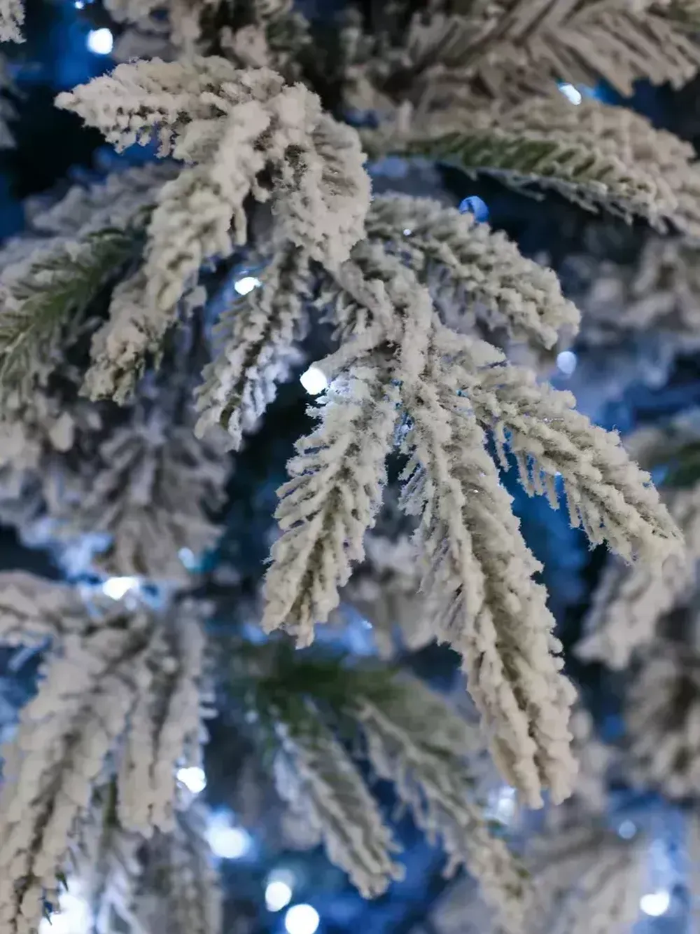 Заснеженная елка с гирляндой «Форесто» холодный свет (Литая+пвх) 180 см / 1,8 м