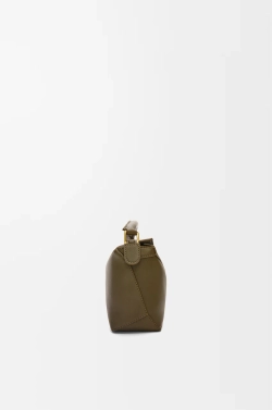 Loewe Мини-сумка Puzzle Edge из классической телячьей кожи, темный хаки