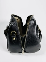 Женская сумка-саквояж из натуральной кожи черного цвета