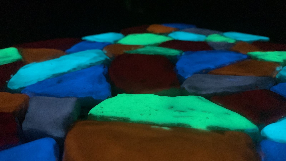Аэрозольная краска AcidColors AeroGlow светящаяся фосфоресцентная (люминесцентная), акриловая, матовое покрытие, цветная красно-оранжевая