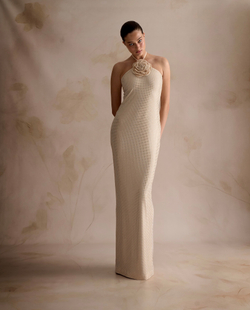 Вечернее платье-халтер цвета слоновой кости с аппликацией в виде розы