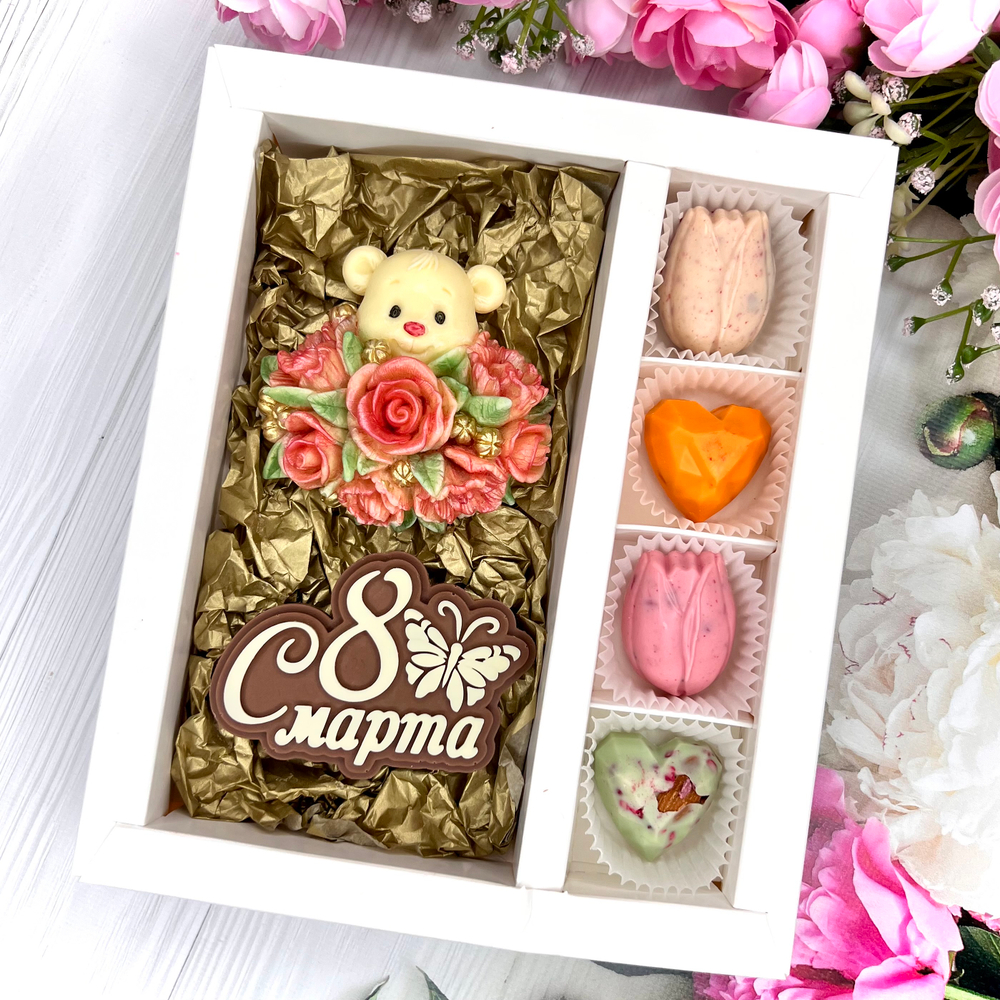 Шоколадный набор "С 8 марта. Мишка с розами": шоколадка-надпись и 4 конфеты ручной работы