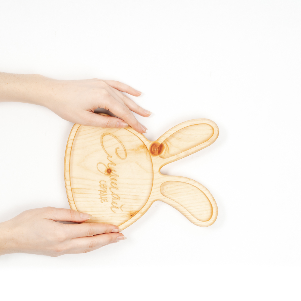 Деревянная менажница из кедра для подачи блюд и закусок с гравировкой "Слушай сердце"