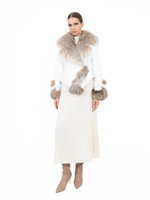 Женская белая кожаная куртка с меховой отделкой