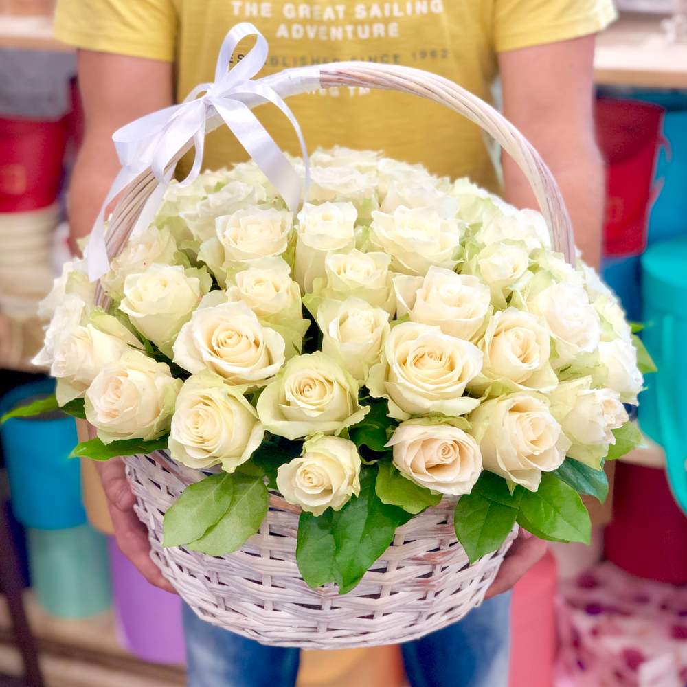 Корзина из 51 белой розы