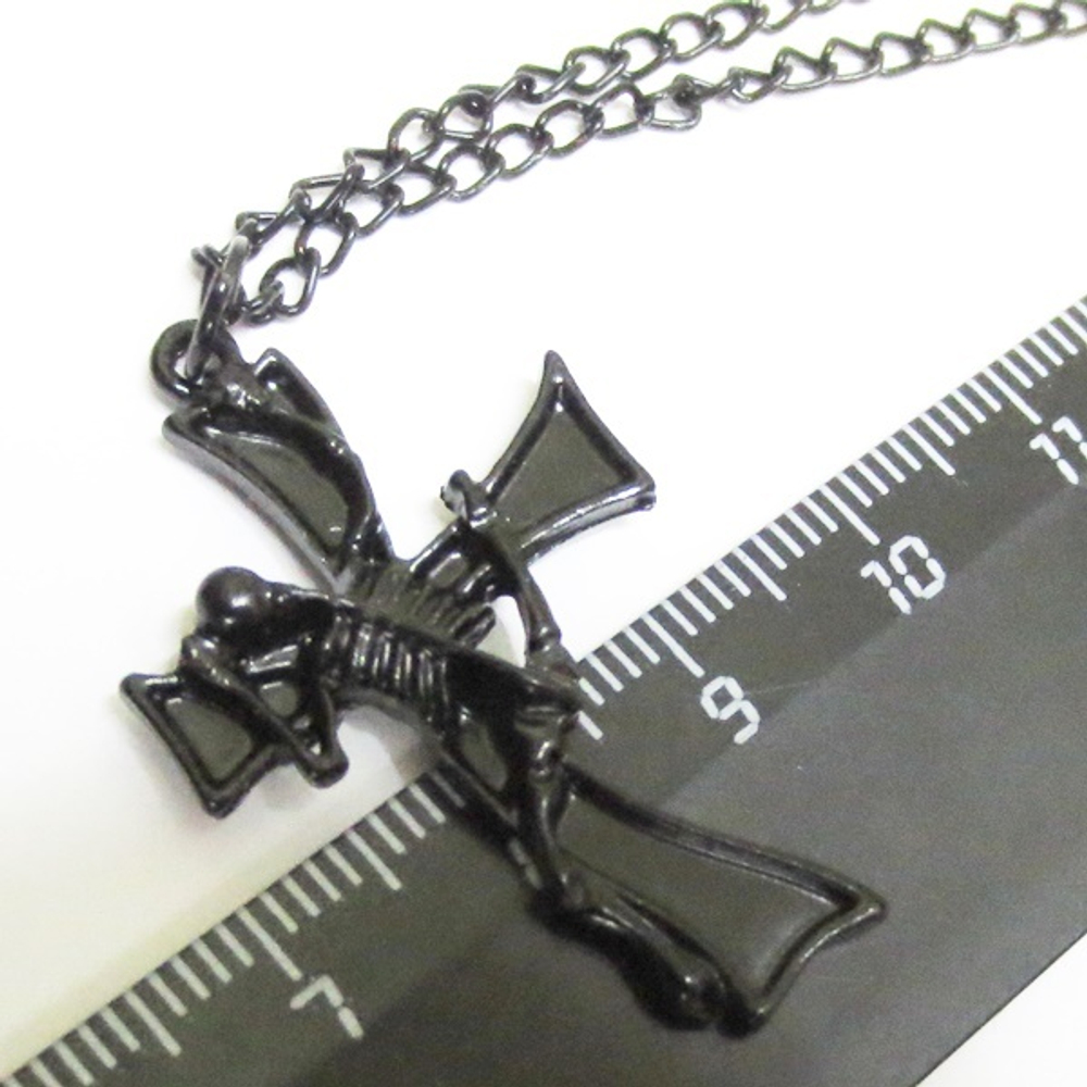 Кулон "Скелет на кресте" (36х23мм) черный на цепочке.
