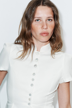 ZARA ТОП С КОРОТКИМИ РУКАВАМИ И ПУГОВИЦАМИ, БЕЛЫЙ