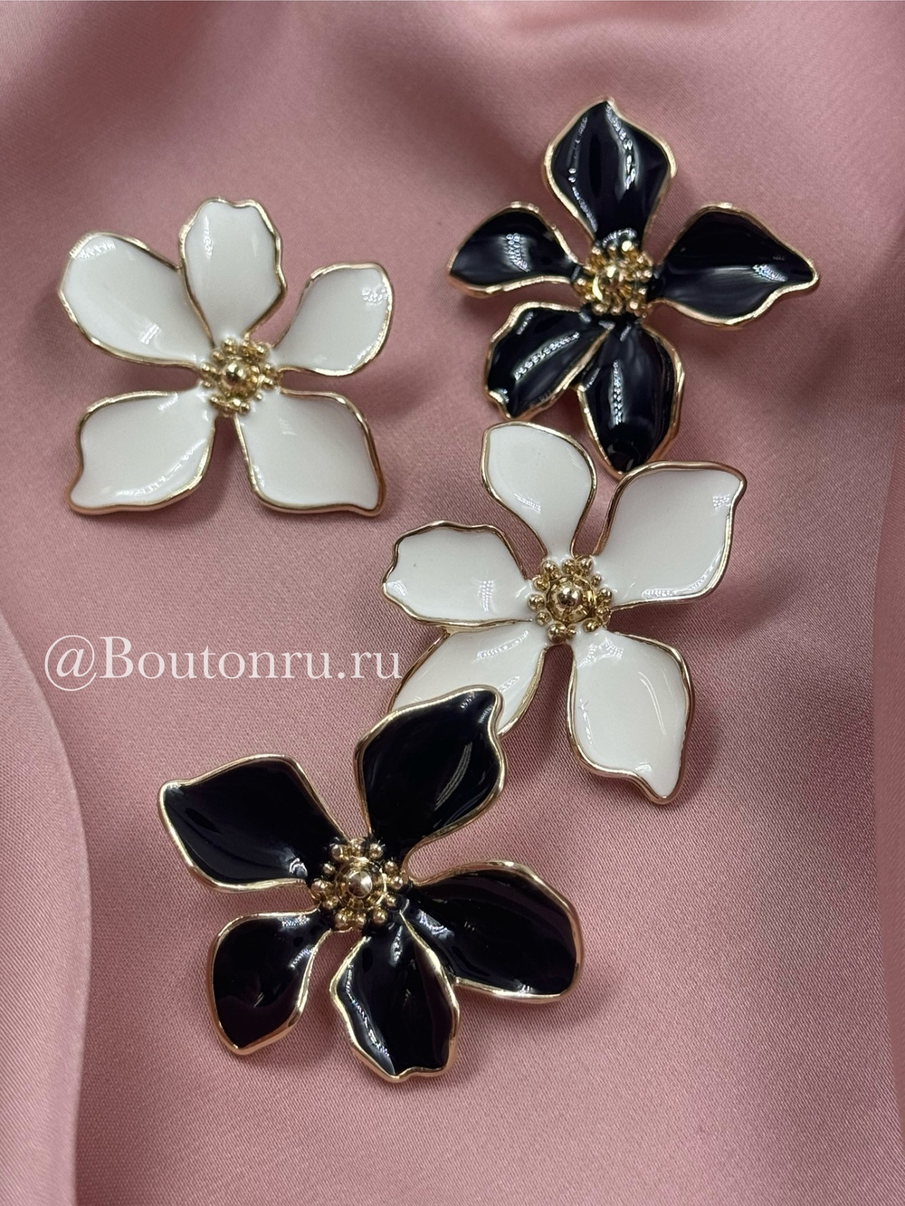 Пуговица в форме цветка золотистая с белой эмалью