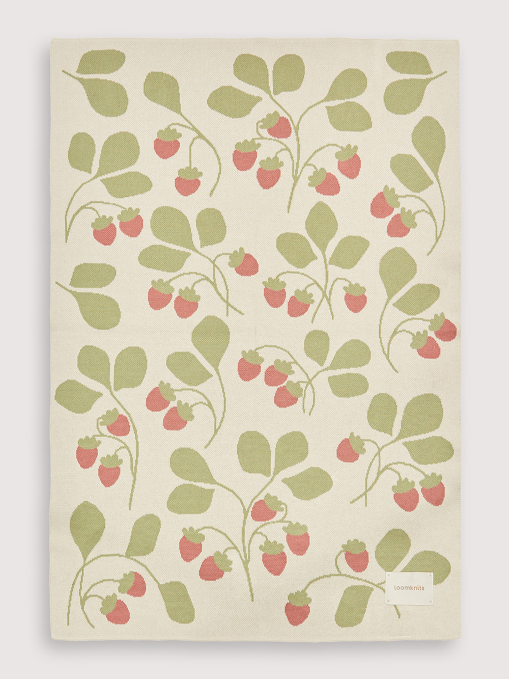 Плед детский Loomknits с земляничками Топленое молоко