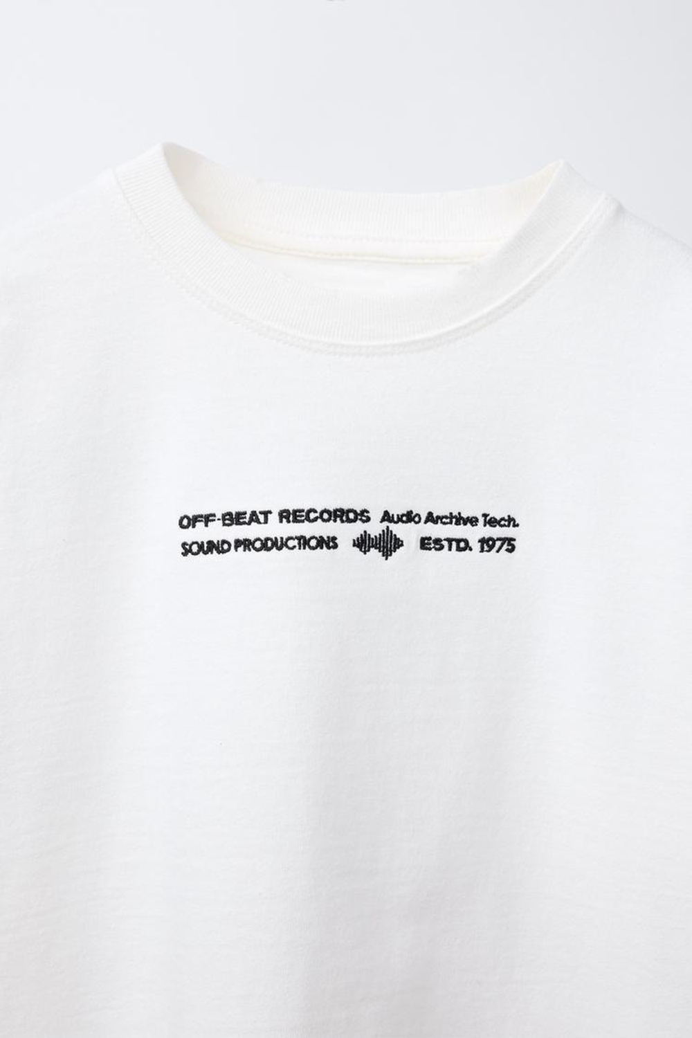 ZARA ФУТБОЛКА С ВЫШИТОЙ НАДПИСЬЮ, ЖЕЛТОВАТО-БЕЛЫЙ