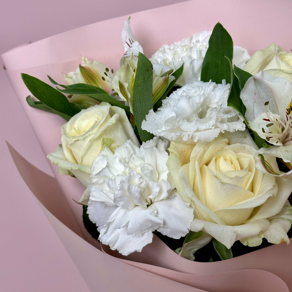 Цветы живые букет из роз, эустом и альстрамерий в упаковке с лентой