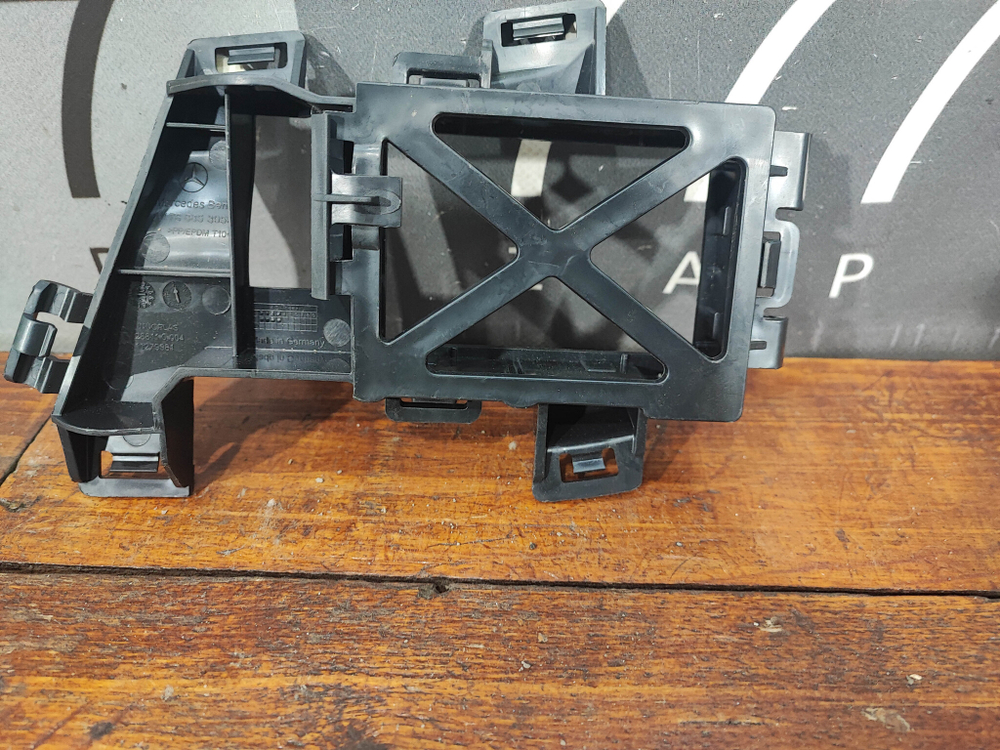 Кронштейн переднего бампера A (W176) Новый Оригинал A1768853056