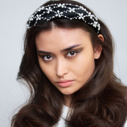 Объемный ободок с жемчужной сеткой из цветов