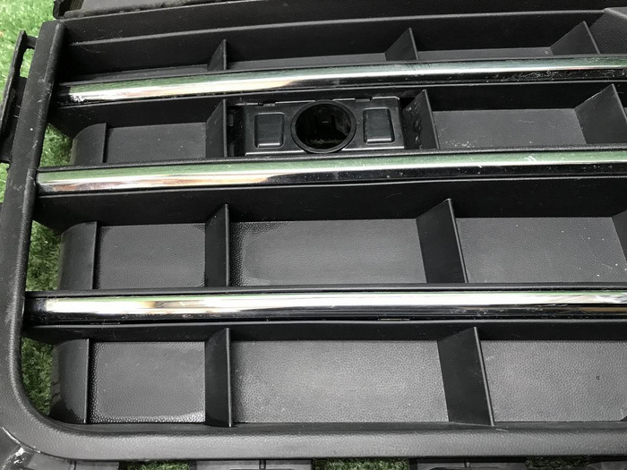 Решетка переднего бампера левая VW Touareg 3 18-23