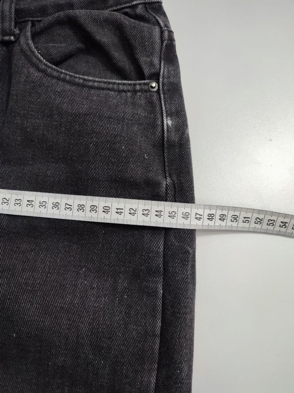 Джинсы темные базовые 44 размер