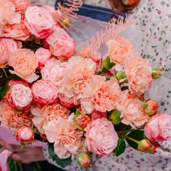 75. Уютный букет в персиково-розовой гамме с кустовыми розами