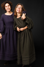 Платье оверсайз с декоративной обработкой на юбке из крапивы темно-синего цвета