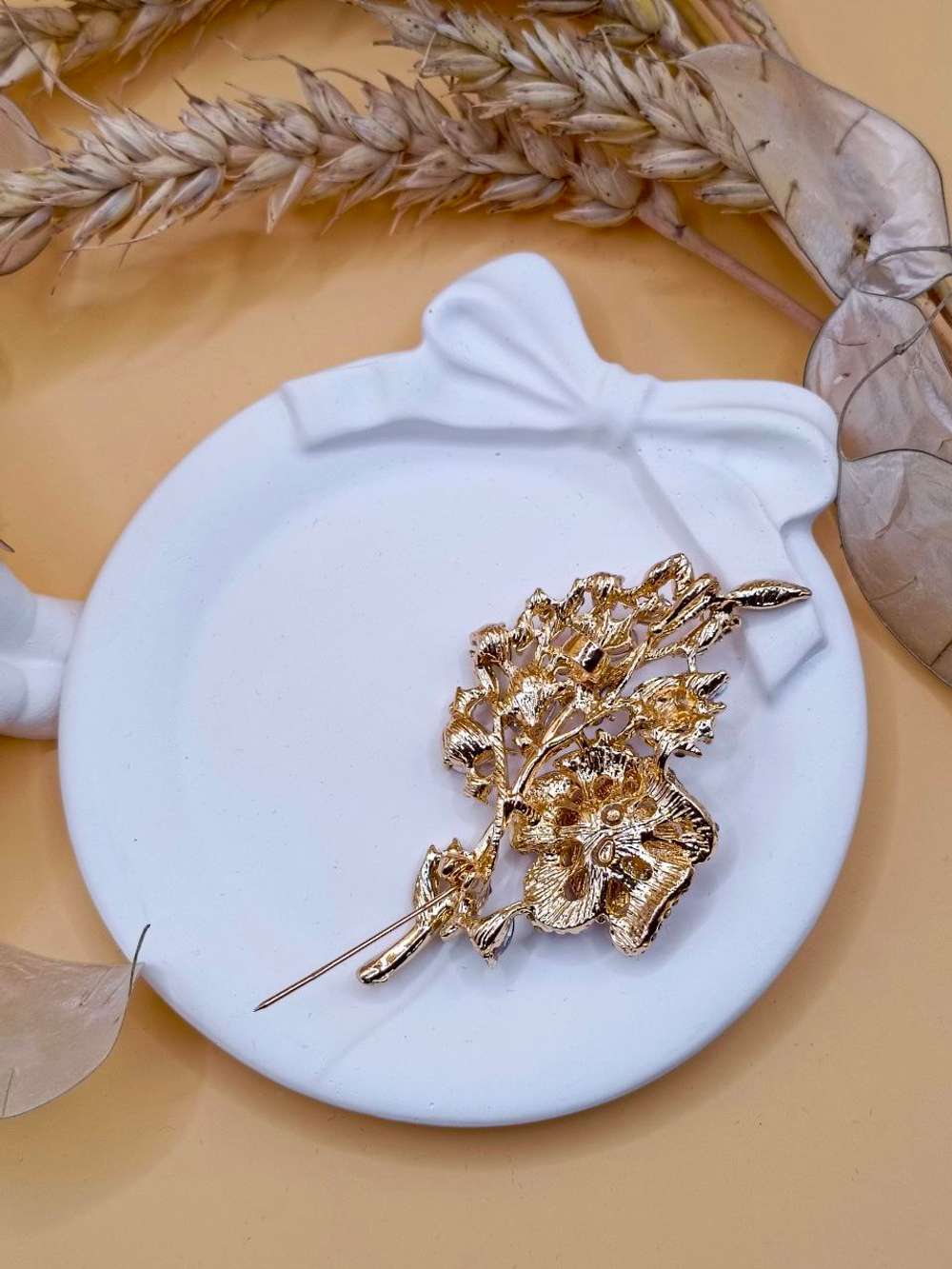 Брошь "Игривая веточка Розы"Выполнена из метала, страз и цирконов.