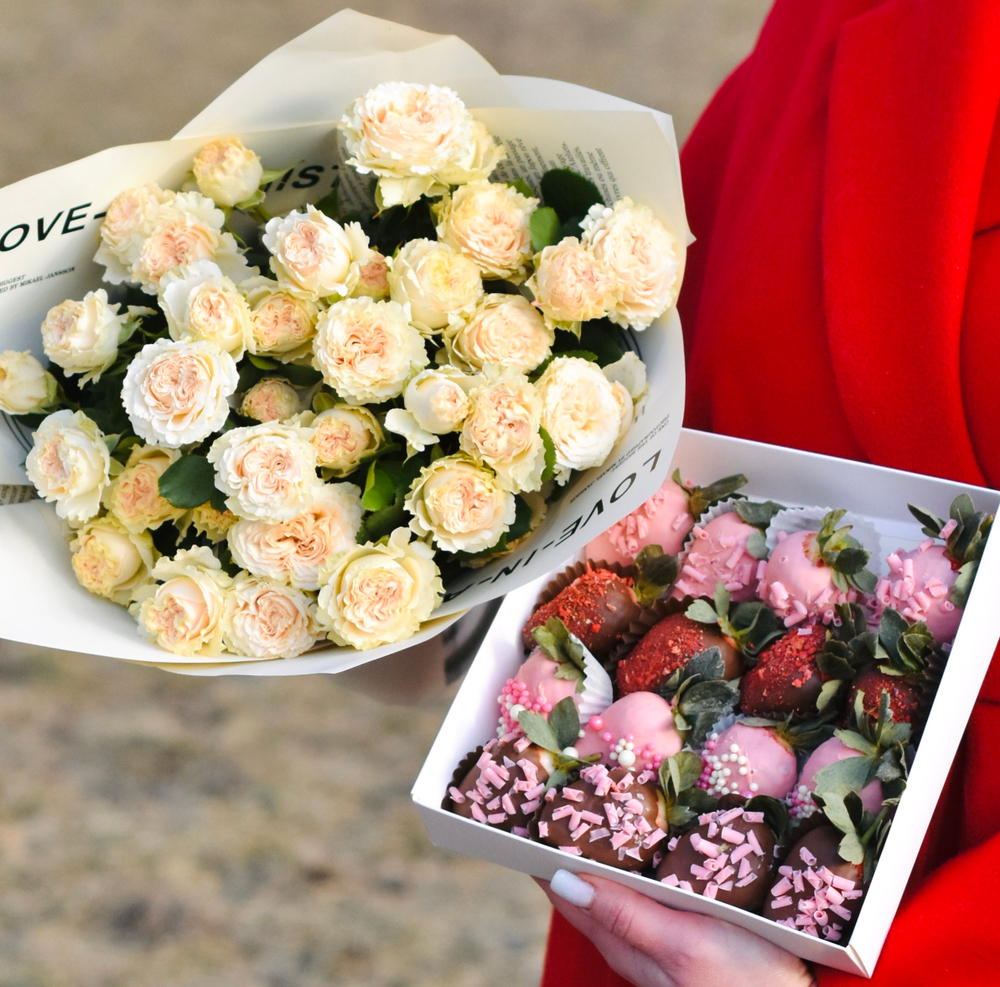 Букет из кустовых пионовидных роз «Ваниль» 7 шт и клубника в шоколаде