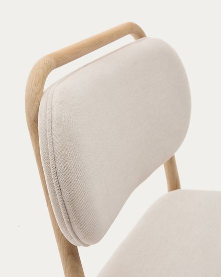 Кресло Helda из бежевого шенилла и массива дуба Испания La Forma