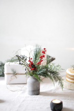 Бетонная бутылочка с зимними веточками и ягодами