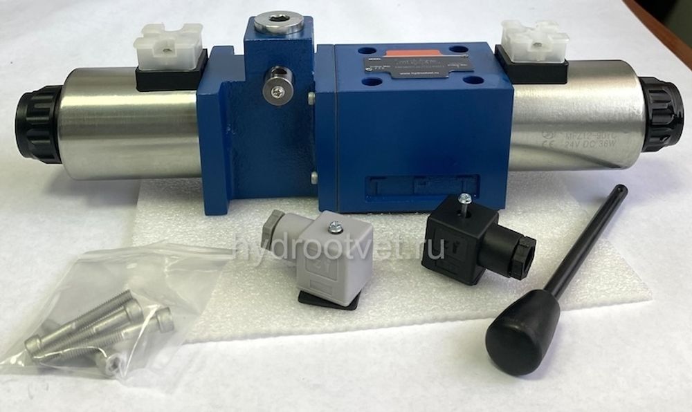 4WEMM10P3X/CG24N9Z4 - Гидрораспределитель золотниковый Ду10 с электрическим и ручным управлением от рычага, схема P (154), электроуправление G24, возврат - пружинный