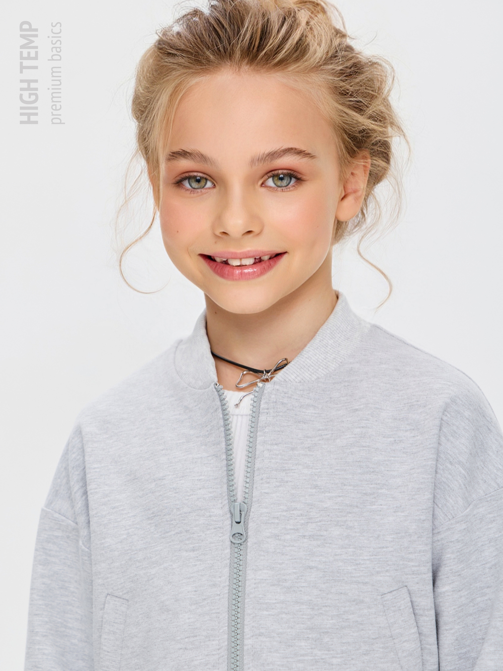 Укороченный бомбер из футера на молнии