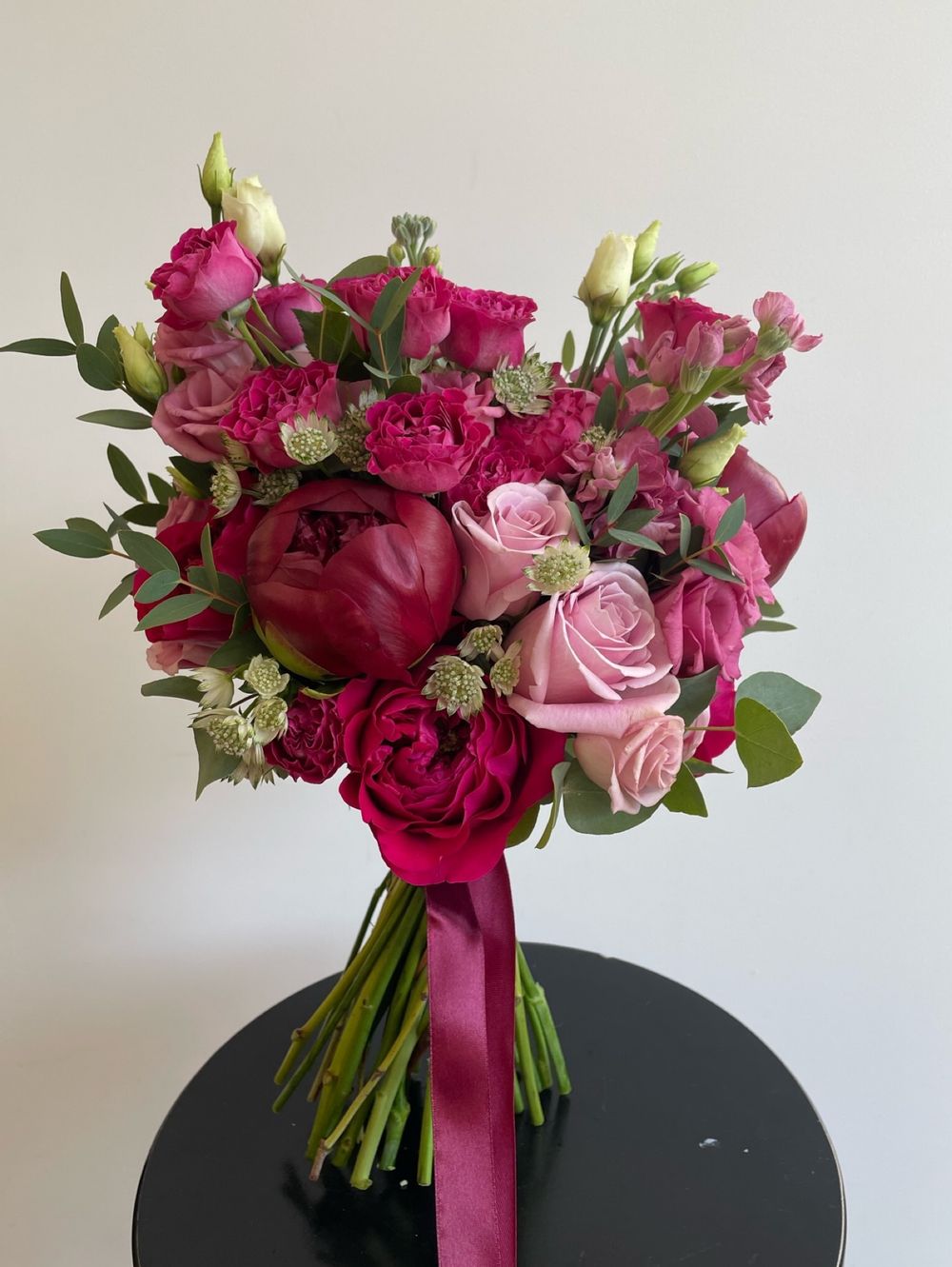 Свадебный букет из пионов, лизиантуса, маттиолв, кустовых пионовидных и одноголовых роз