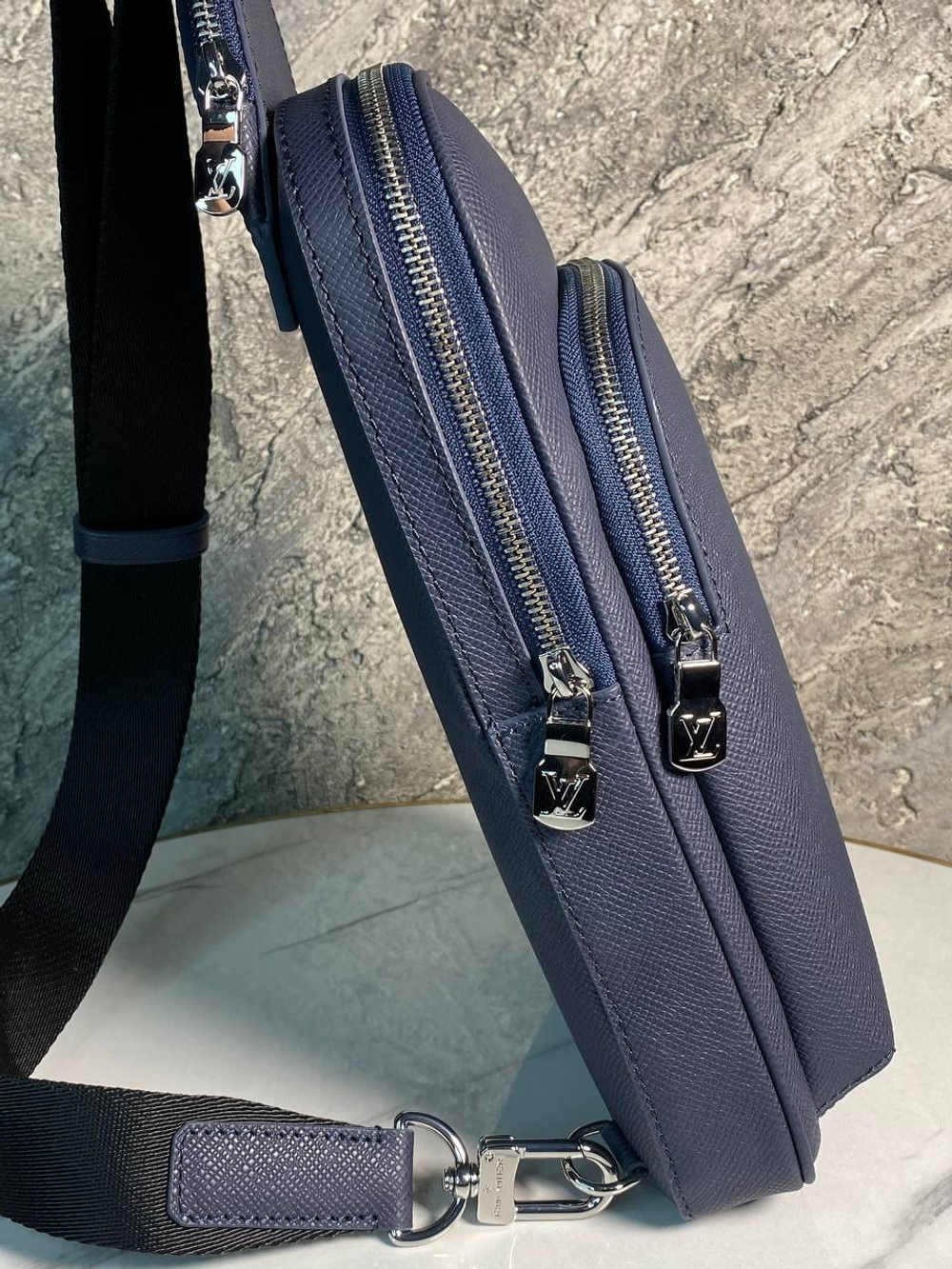 Сумка-слинг Louis Vuitton