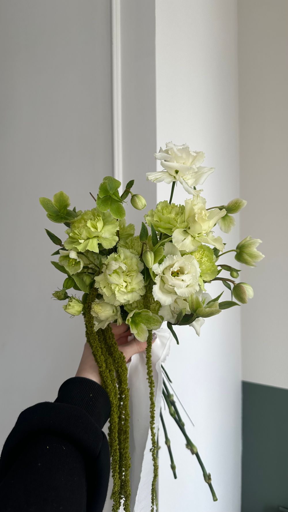 Свадебный букет диантусов, лизиантуса, хелеборуса и амаранта