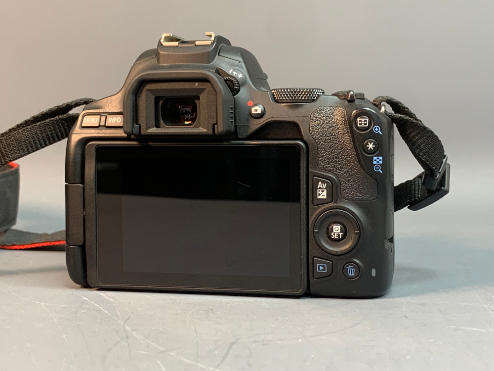 Canon 250D Kit 18-55mm STM 27.000 кадров