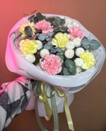 Букет "Весна" диантусы микс, дубки, эвкалипт