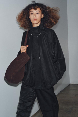 ZARA БРЮКИ ИЗ СТРУЯЩЕЙСЯ ТКАНИ — ZW COLLECTION, ЧЕРНЫЙ