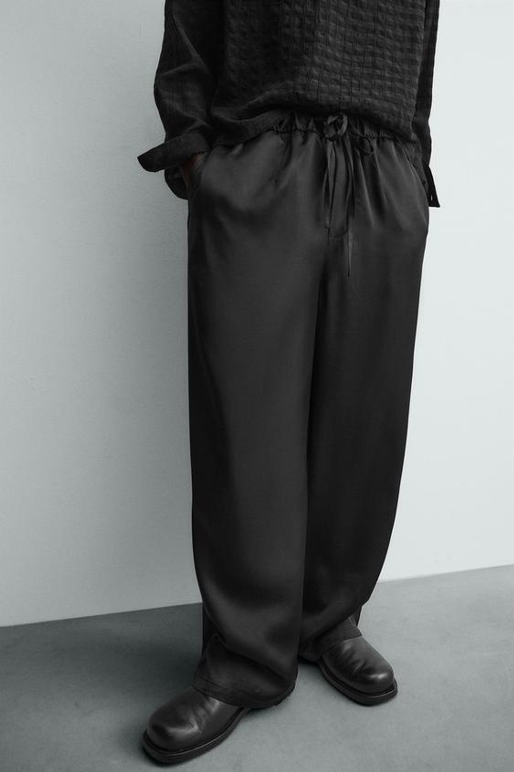 ZARA СТРУЯЩИЕСЯ БРЮКИ-ДЖОГГЕРЫ, ЧЕРНЫЙ