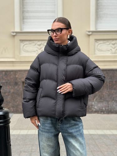 Черный пуховик с капюшоном