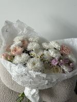 Букет сборный из хризантемы, маттиолы, ромашки и кустовых пионовидных роз